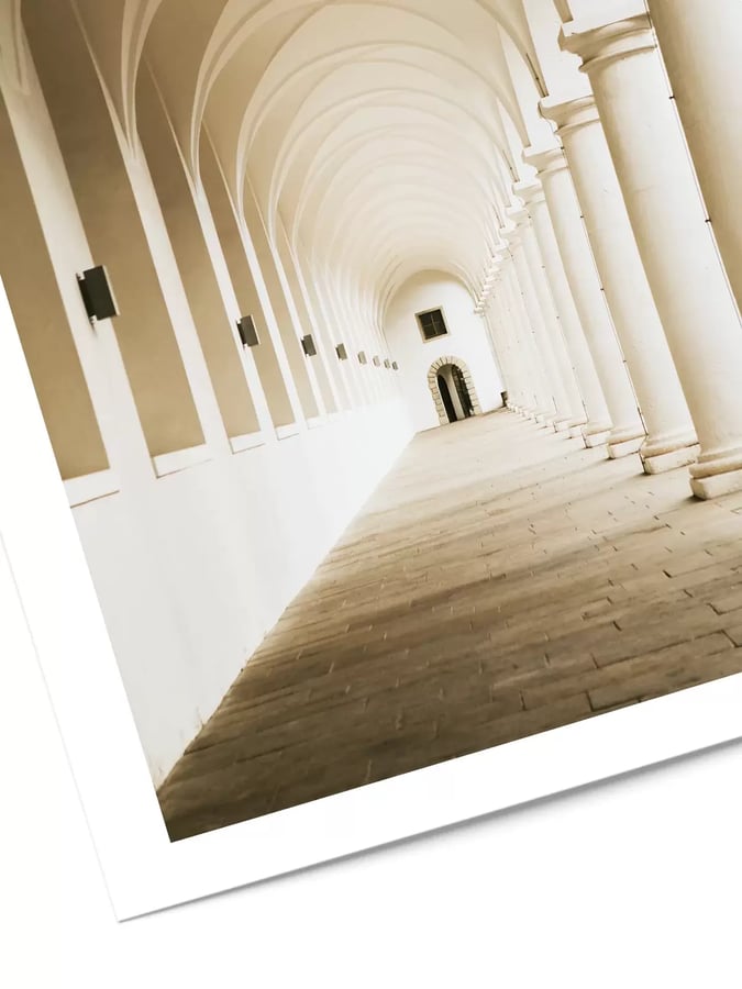 Détail de l’affiche : les colonnes et les voûtes de la galerie qui s’enfoncent vers le fond, dans des tons crème