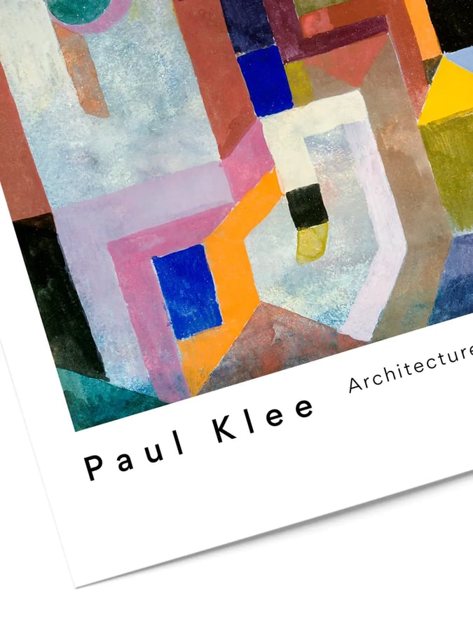 Détail de l’affiche : des rectangles bleu outremer, orange et rose et une forme noire et jaune, au-dessus du nom Paul Klee