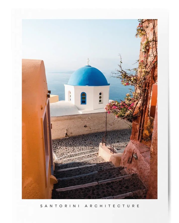 L’affiche Santorini Architecture posée à plat, avec sa légende sous la photo