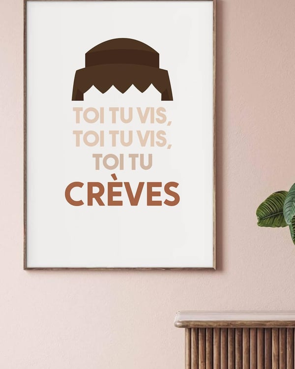 Affiche Toi tu vis, toi tu crèves dans un cadre en bois, sur un mur rose au-dessus d’un radiateur
