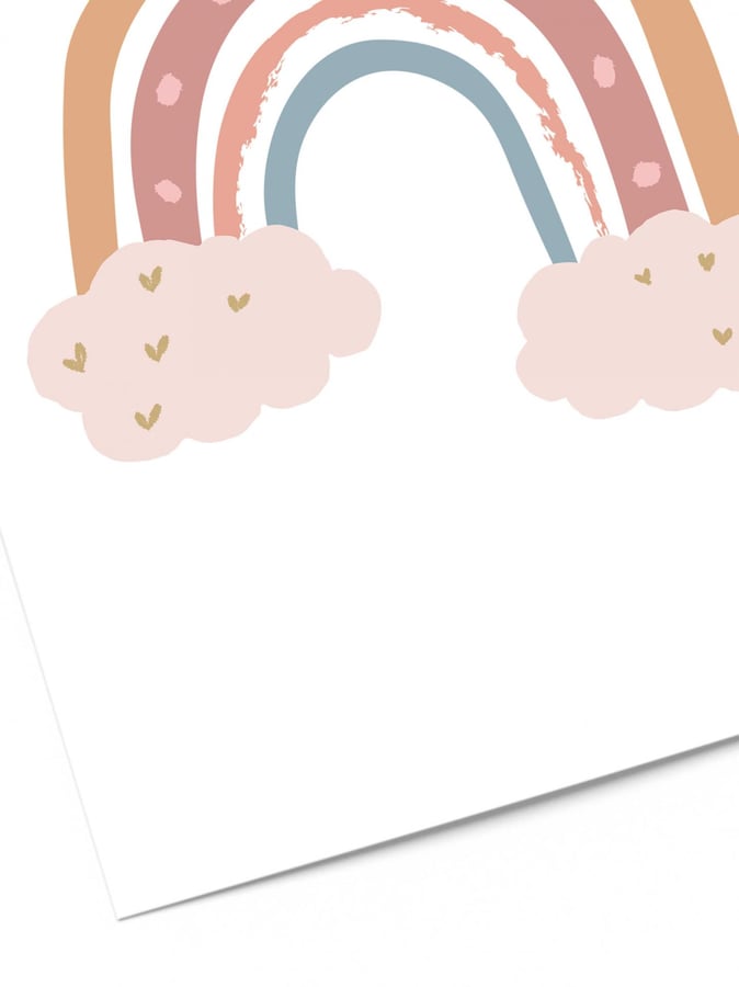 Détail de l’affiche : les bandes ocre, rose à pois, corail et bleu gris, posées sur des nuages roses à petits cœurs dorés