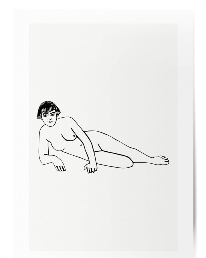 L’affiche femme allongée : le nu dessiné au trait, couché au milieu d’un fond blanc cassé