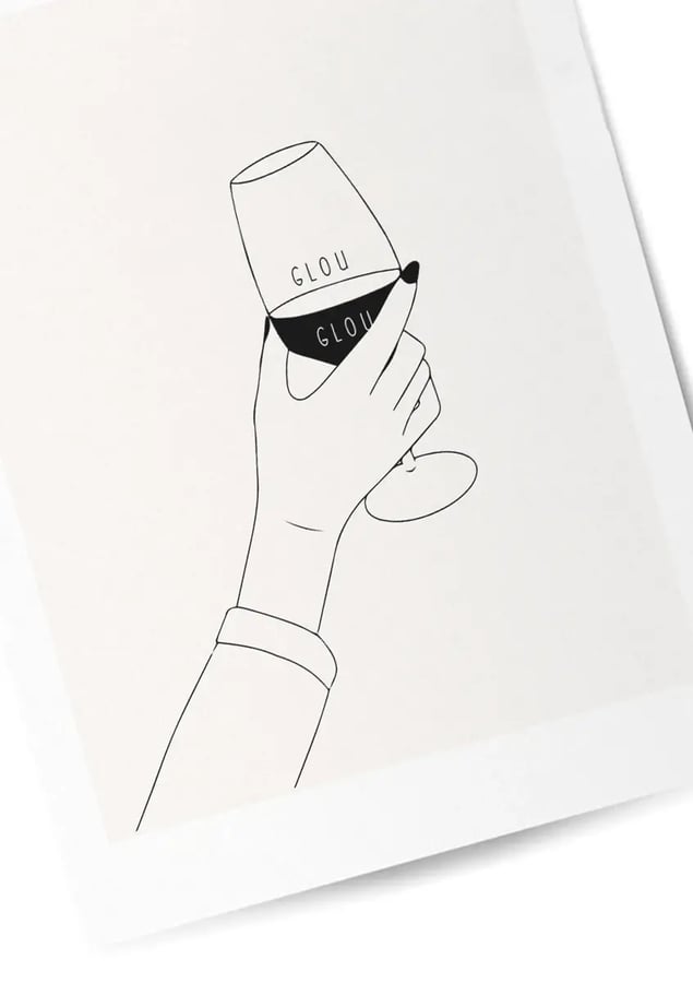 Détail de l’affiche : le verre de vin tenu par une main aux ongles vernis, avec le mot glou écrit deux fois