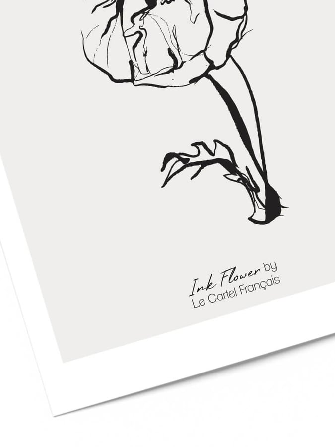 Détail de l’affiche : la tige, la feuille dentelée et la signature Ink Flower by Le Cartel Français