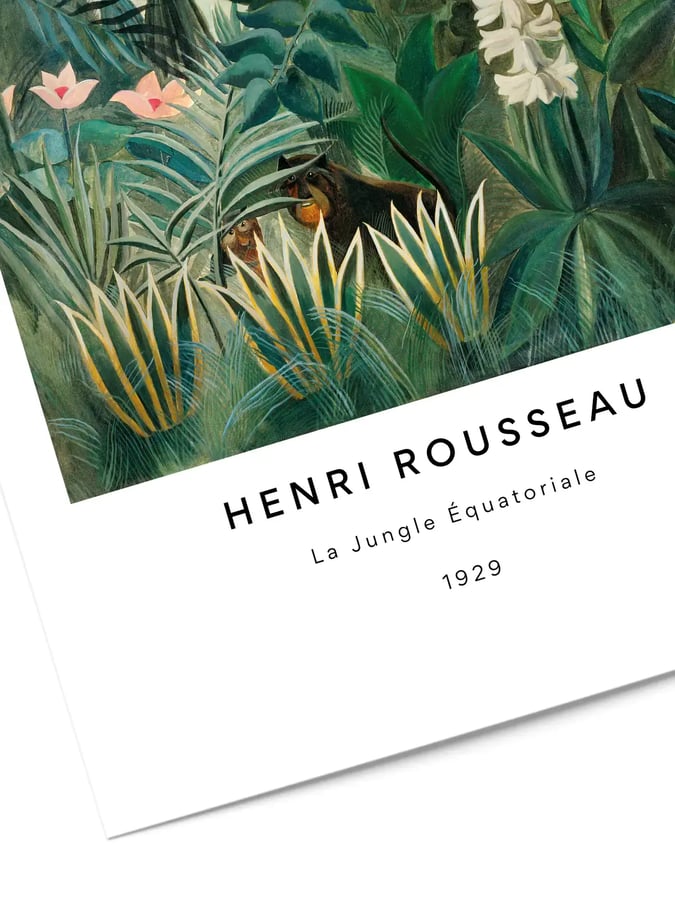 Détail de l’affiche : un animal sombre à demi caché derrière des feuilles pointues bordées de jaune, sous des fleurs roses et blanches
