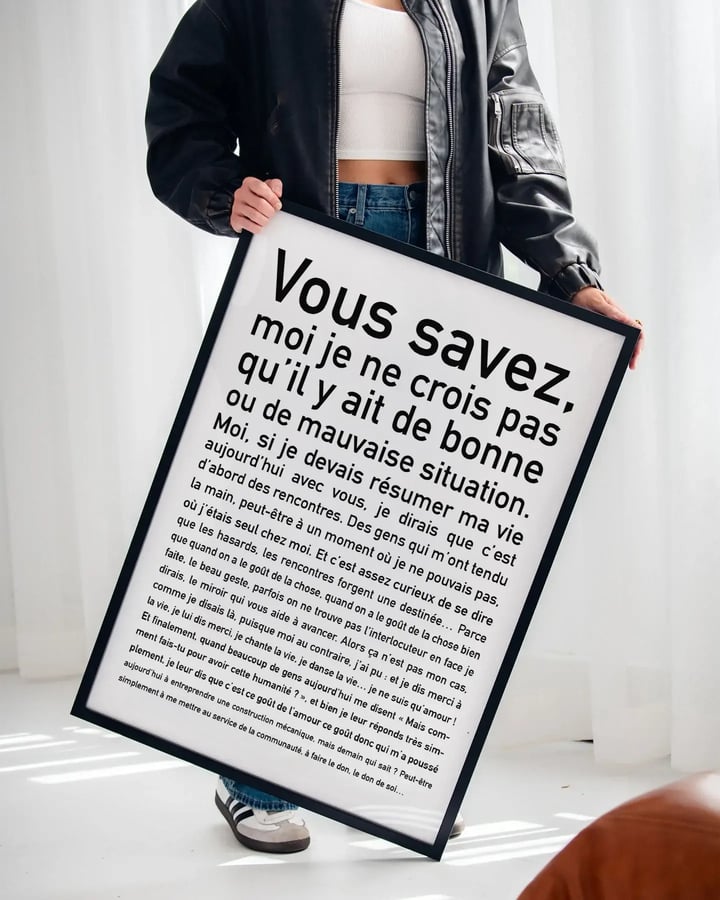 Une femme tient l’affiche De bonnes ou de mauvaises situations encadrée