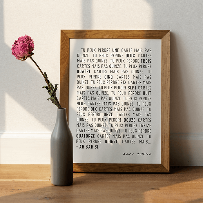 L’affiche de la tirade de Jeff Tuche dans un cadre en bois, à côté d’un vase et d’une rose séchée
