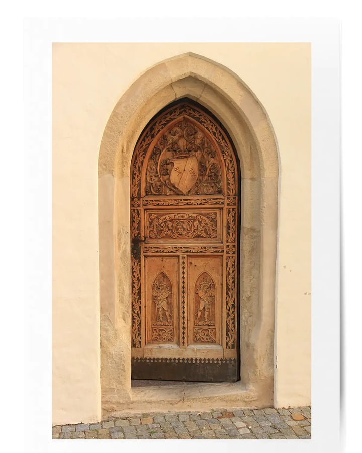 L’affiche Porte ancienne posée à plat : la porte en bois sculpté sous son arc de pierre