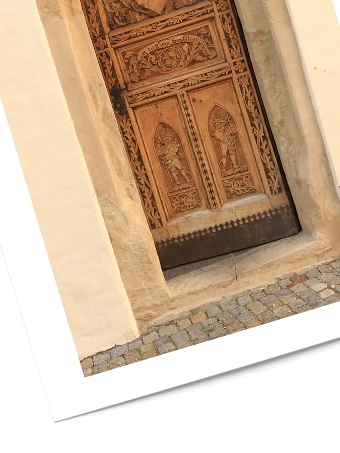 Détail de l’affiche : les panneaux sculptés de la porte, avec deux hallebardiers dans des niches en ogive