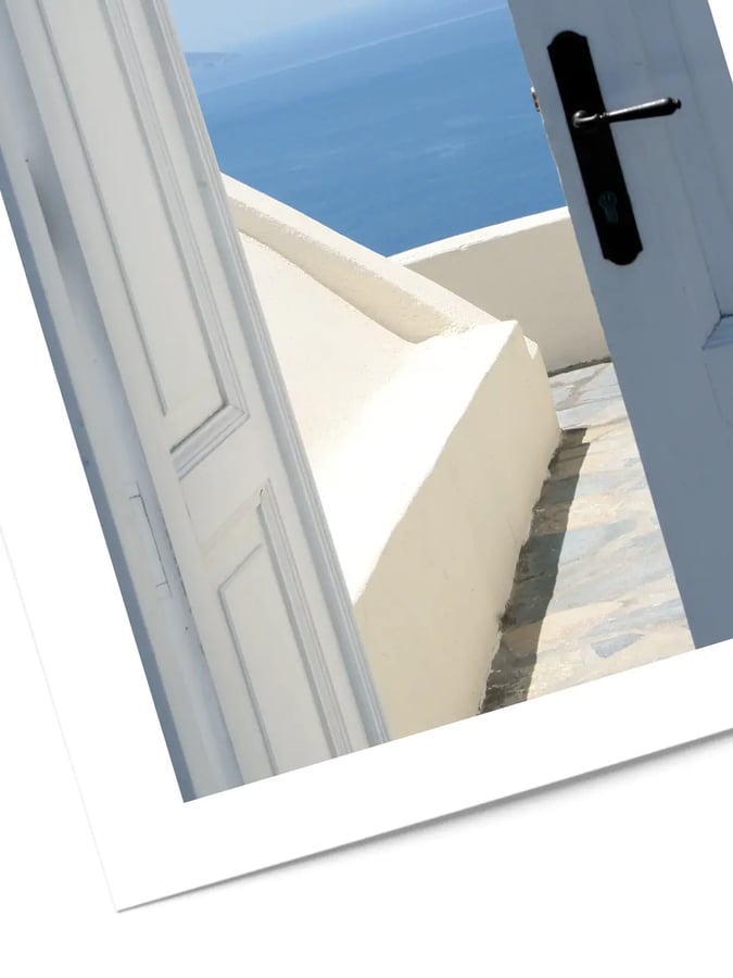 Détail de l’affiche : la poignée noire de la porte blanche et la mer bleue derrière le muret