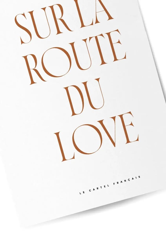 Détail de l’affiche : les mots Route du love en hautes capitales terracotta, vus en biais