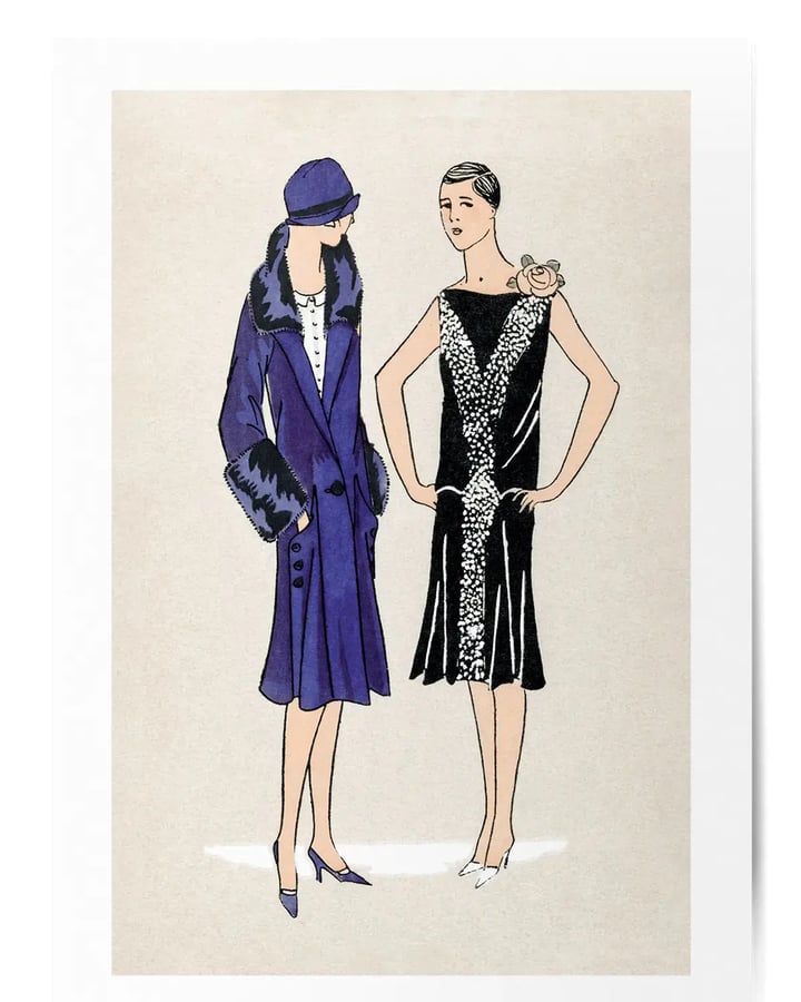 L’affiche Très Parisien : deux élégantes en manteau violet et robe noire sur fond beige