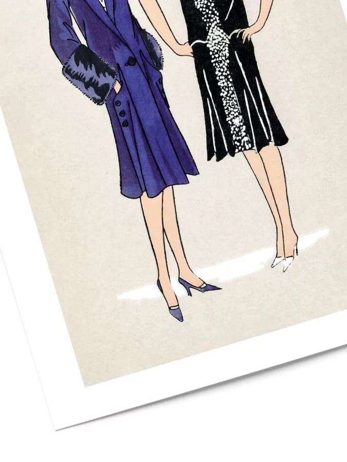 Détail de l’affiche : le bas du manteau violet et la robe noire constellée de blanc
