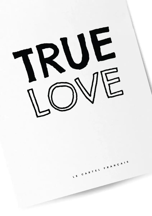 Détail de l’affiche : True en lettres pleines au pinceau et Love en lettres creuses