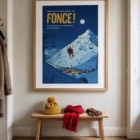 Affiche vas y fonce dans une entree au dessus d un banc avec un bonnet jaune