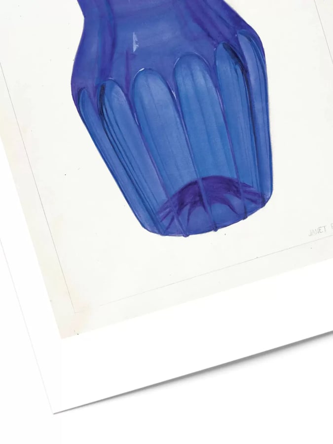 Détail de l’affiche : les côtes du vase bleu cobalt et l’étoile dessinée au fond du verre
