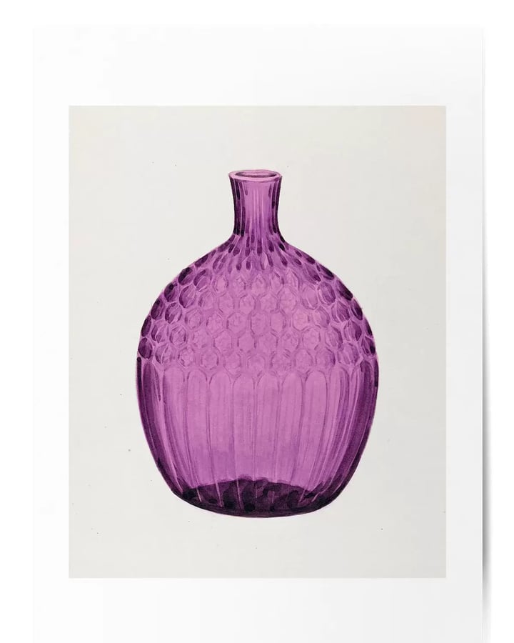 L’affiche Vase Violet No.1 : un flacon de verre violet sur fond gris clair