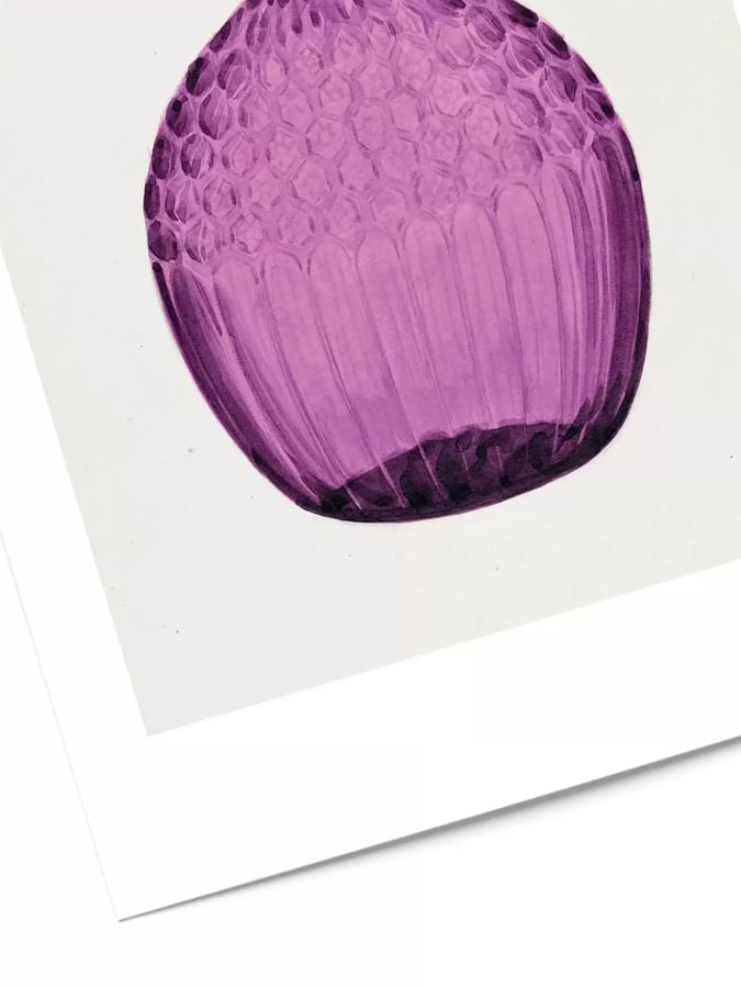 Détail de l’affiche : les alvéoles et les côtes du flacon de verre violet