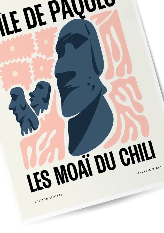 Détail de l’affiche : un grand moaï bleu ardoise de profil, deux plus petits à côté, sur des formes roses
