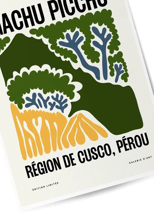 Détail de l’affiche : la montagne vert sombre et les arbres aux branches bleues du Machu Picchu