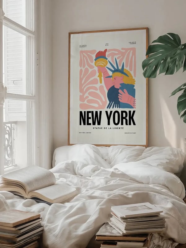 Affiche New York, la statue de la Liberté sur fond de motifs roses, encadrée au-dessus d’un lit aux draps blancs
