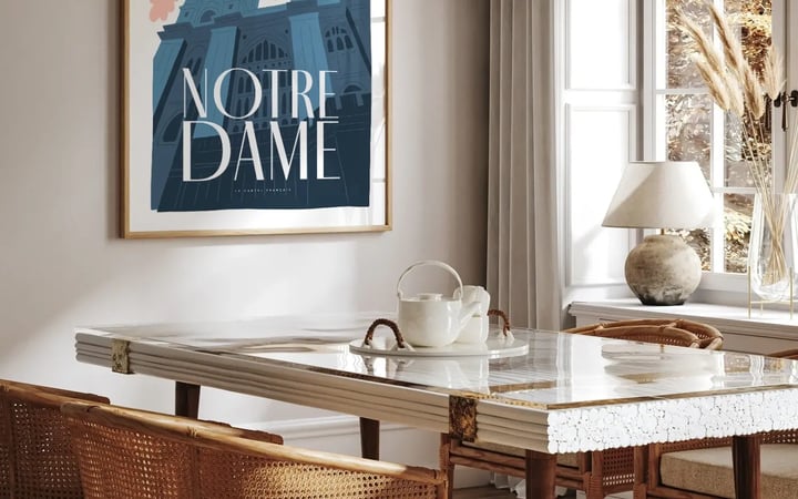 Affiche Notre-Dame de Paris encadrée au-dessus d’une table de salle à manger