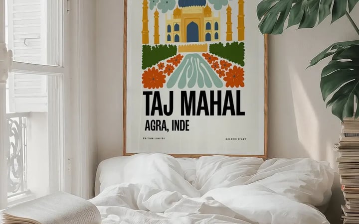 Affiche Taj Mahal encadrée au-dessus d’un lit, près d’une fenêtre