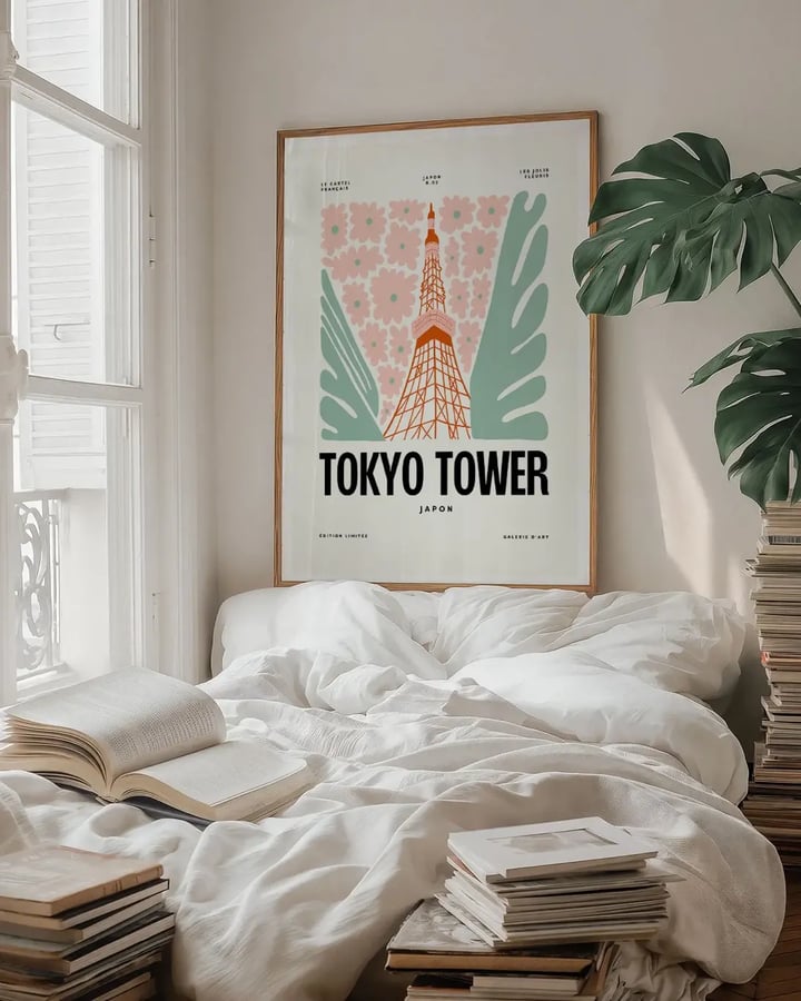 L’affiche Tokyo Tower encadrée au-dessus d’un lit, dans une chambre lumineuse