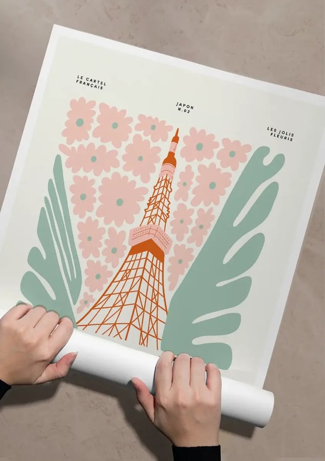L’affiche Tokyo Tower déroulée à la main sur une table