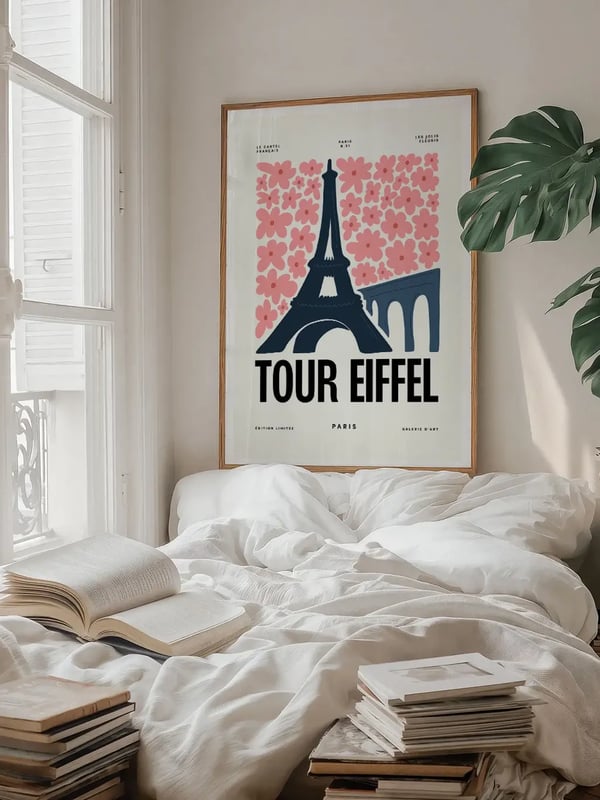 Affiche Tour Eiffel en fleurs roses encadrée au-dessus d’un lit