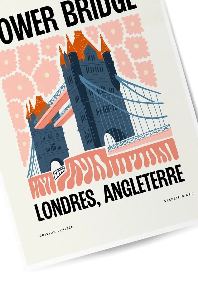 Détail de l’affiche : les tours bleu nuit de Tower Bridge, leurs toits orange et les passerelles roses