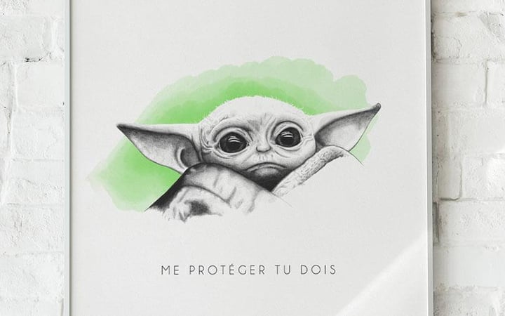Affiche Baby Yoda accrochée sur un mur de briques blanches