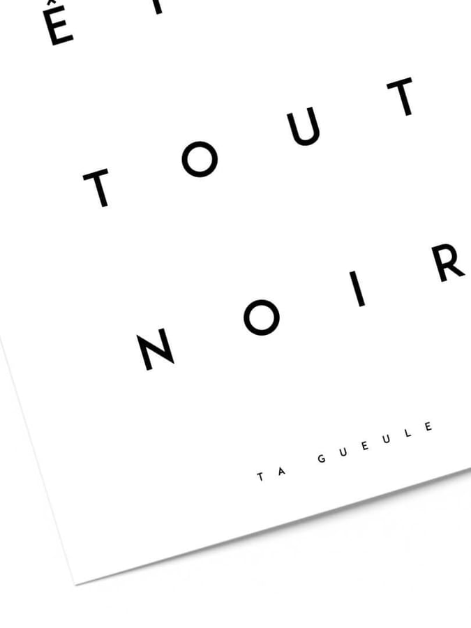 Détail de l’affiche : les mots tout noir en capitales espacées et la réponse ta gueule en tout petit