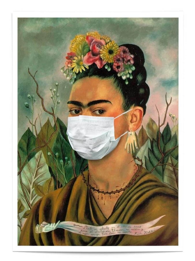 Détail de l’affiche Frida Kahlo masquée : la couronne de fleurs et le masque chirurgical sur le visage