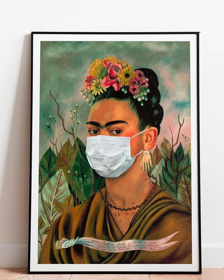 L’affiche Frida Kahlo masquée dans un cadre noir, posée au sol contre un mur blanc