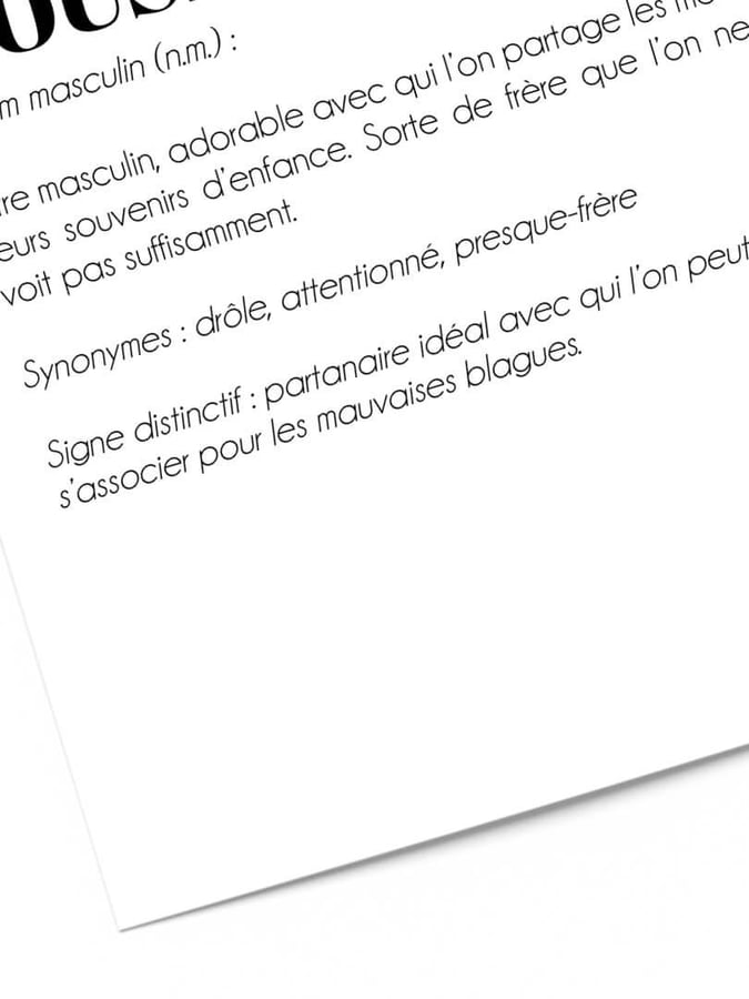 Détail de l’affiche : la définition de cousin, ses synonymes et son signe distinctif, sur une feuille inclinée