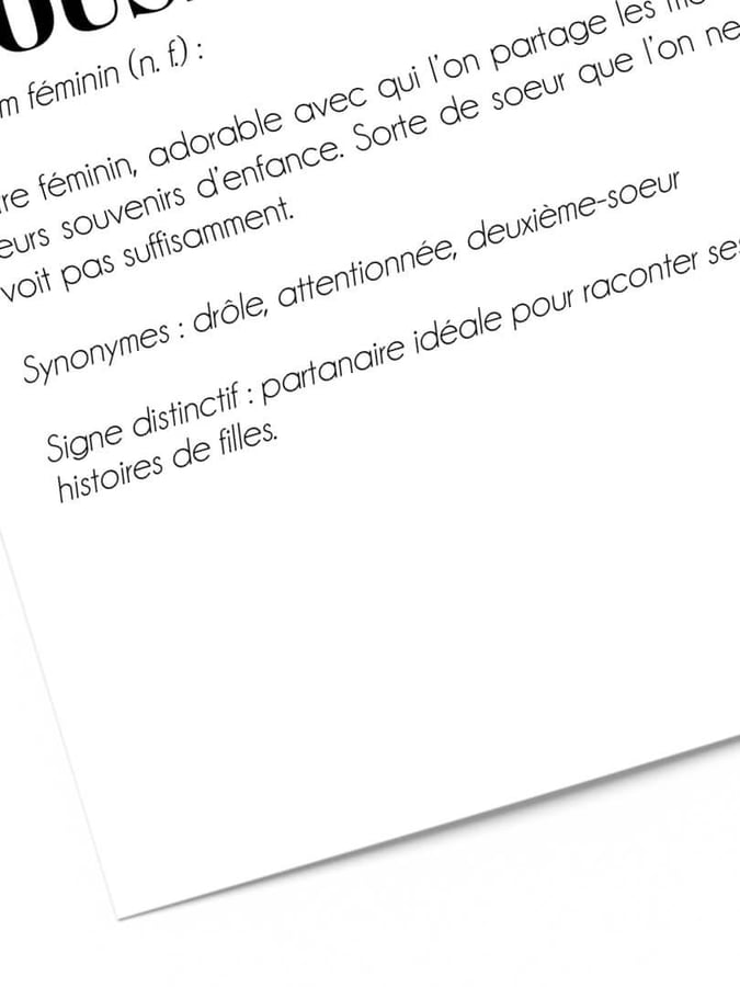 Détail de l’affiche : la définition de cousine, ses synonymes et son signe distinctif, sur une feuille inclinée