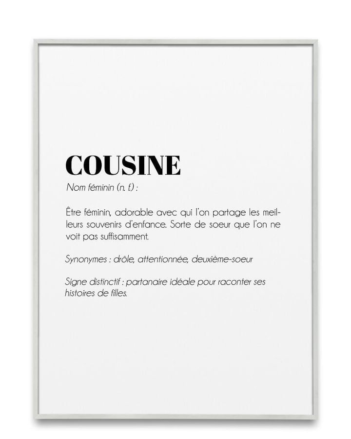 L’affiche Définition Cousine dans un cadre clair, sur fond blanc