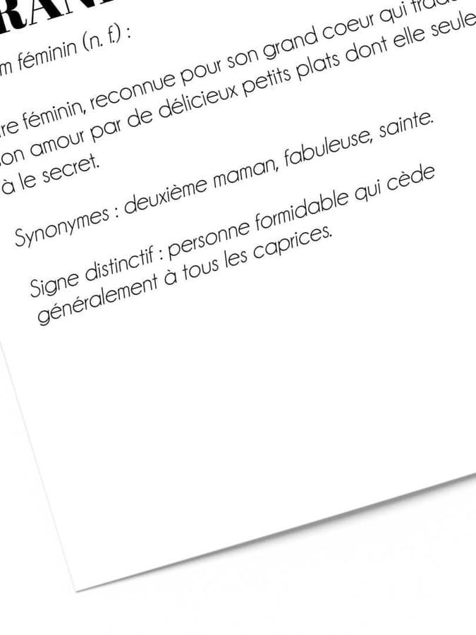 Détail de l’affiche : la définition de grand-mère, ses synonymes et son signe distinctif, sur une feuille inclinée