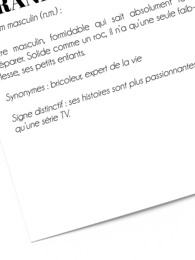 Détail de l’affiche : la définition de grand-père, ses synonymes et son signe distinctif, sur une feuille inclinée