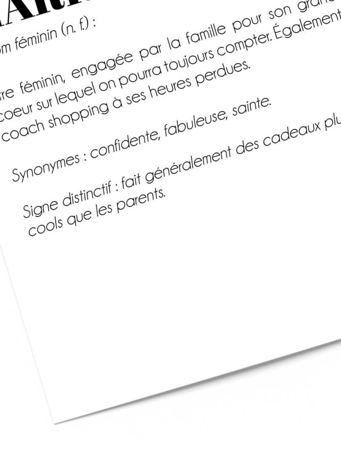 Détail de l’affiche : la définition de marraine, ses synonymes et son signe distinctif, sur une feuille inclinée