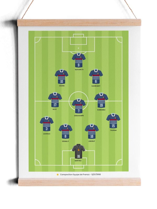 Affiche Composition Équipe de France 1998 suspendue à une baguette en bois, les onze titulaires sur un terrain vert