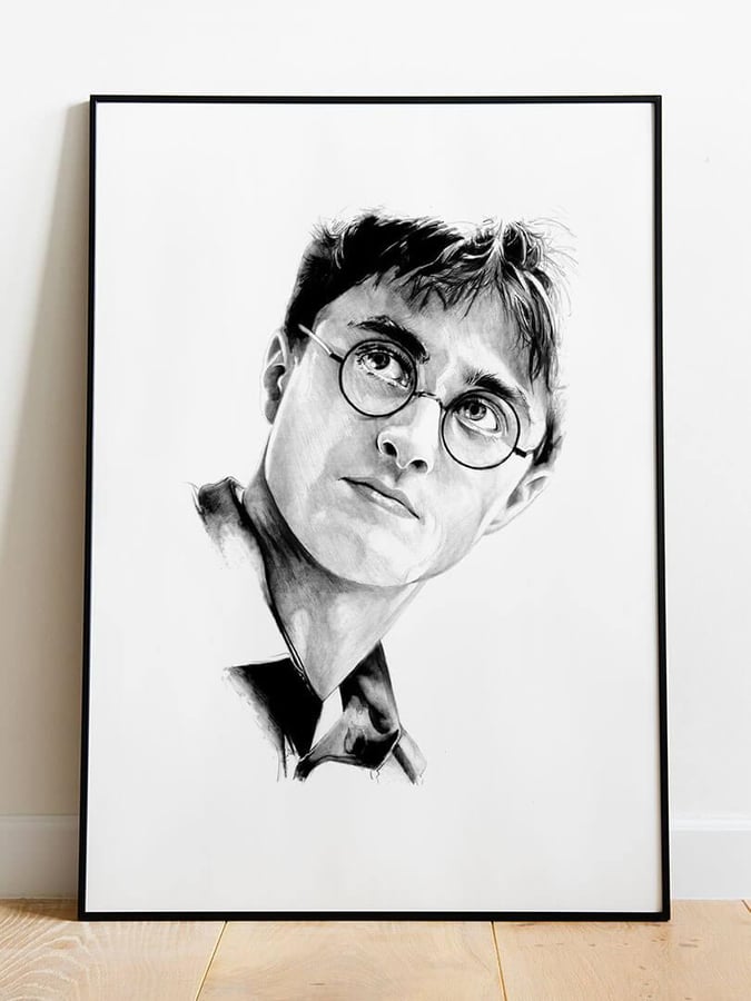 Détail de l’affiche : le visage de Harry Potter en nuances de gris, dans un cadre noir posé au sol