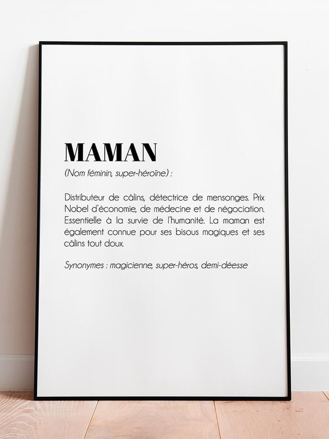 Détail de l’affiche : le mot MAMAN en capitales noires, sa définition et ses synonymes en lettres fines