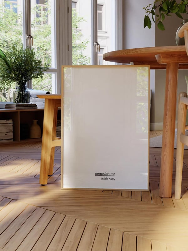 Affiche Monochrome de Whiteman posée contre une chaise dans une salle à manger