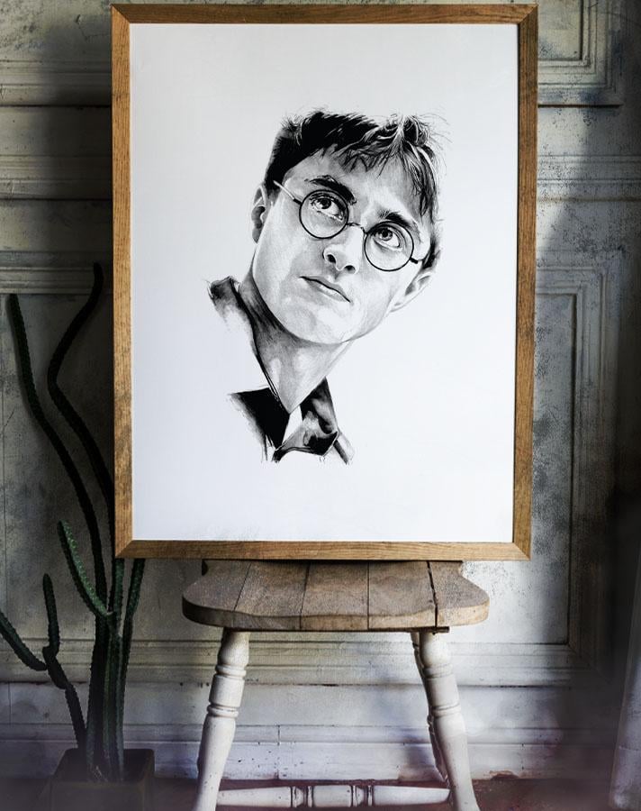 L’affiche portrait Harry Potter dans un cadre en bois, posée sur une chaise devant un mur patiné