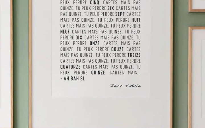Affiche Tu peux perdre une carte mais pas quinze encadrée sur un mur vert