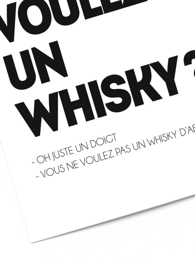 Détail de l’affiche : le mot whisky en grosses capitales et la chute en petites lettres, sur la feuille inclinée